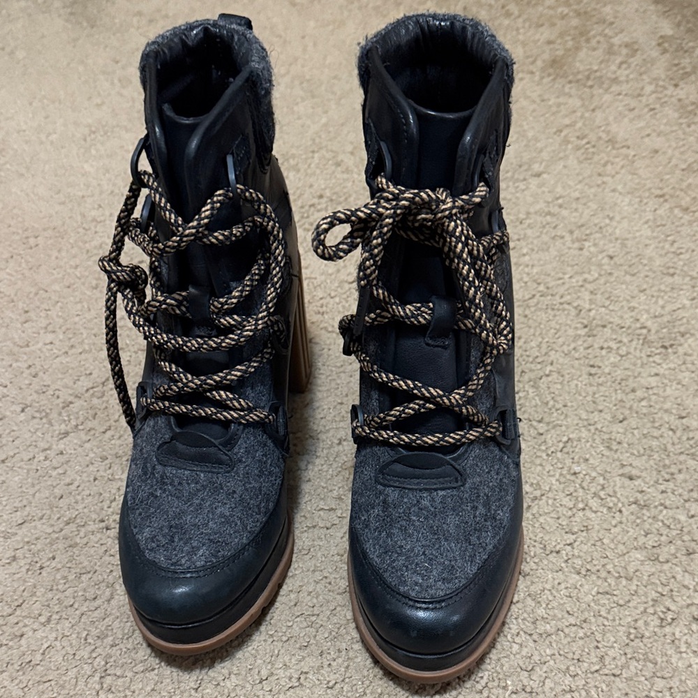 Sorel Stylish Black and Gray Lace-Up Boots
